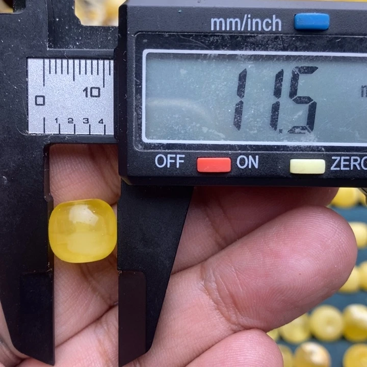 琥珀未镶嵌裸石12号11.4*10.3喇叭口微瑕