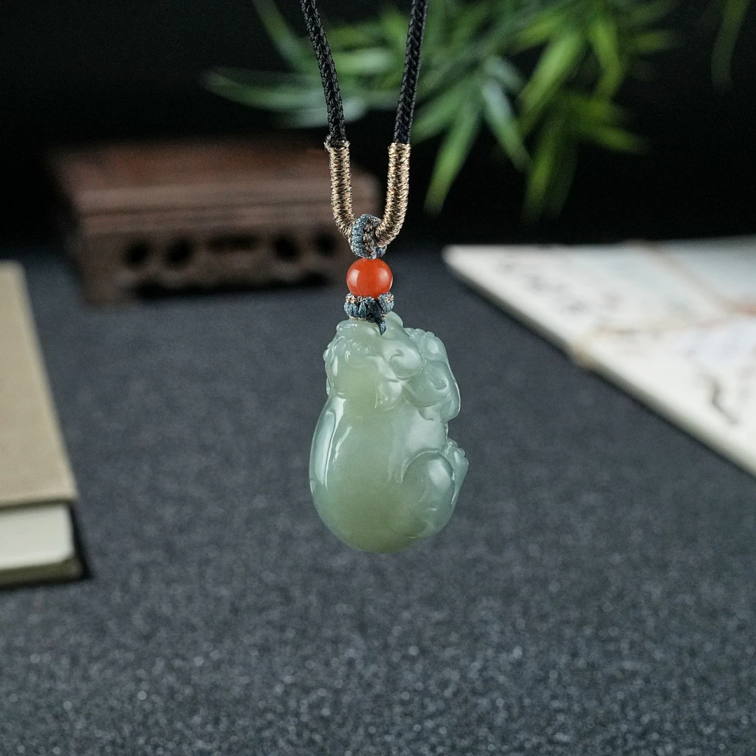 天然和田玉貔貅吊坠 YC0080476