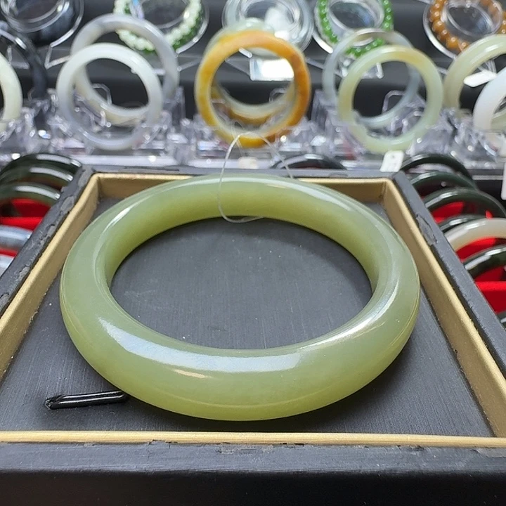 和田玉未镶嵌手镯