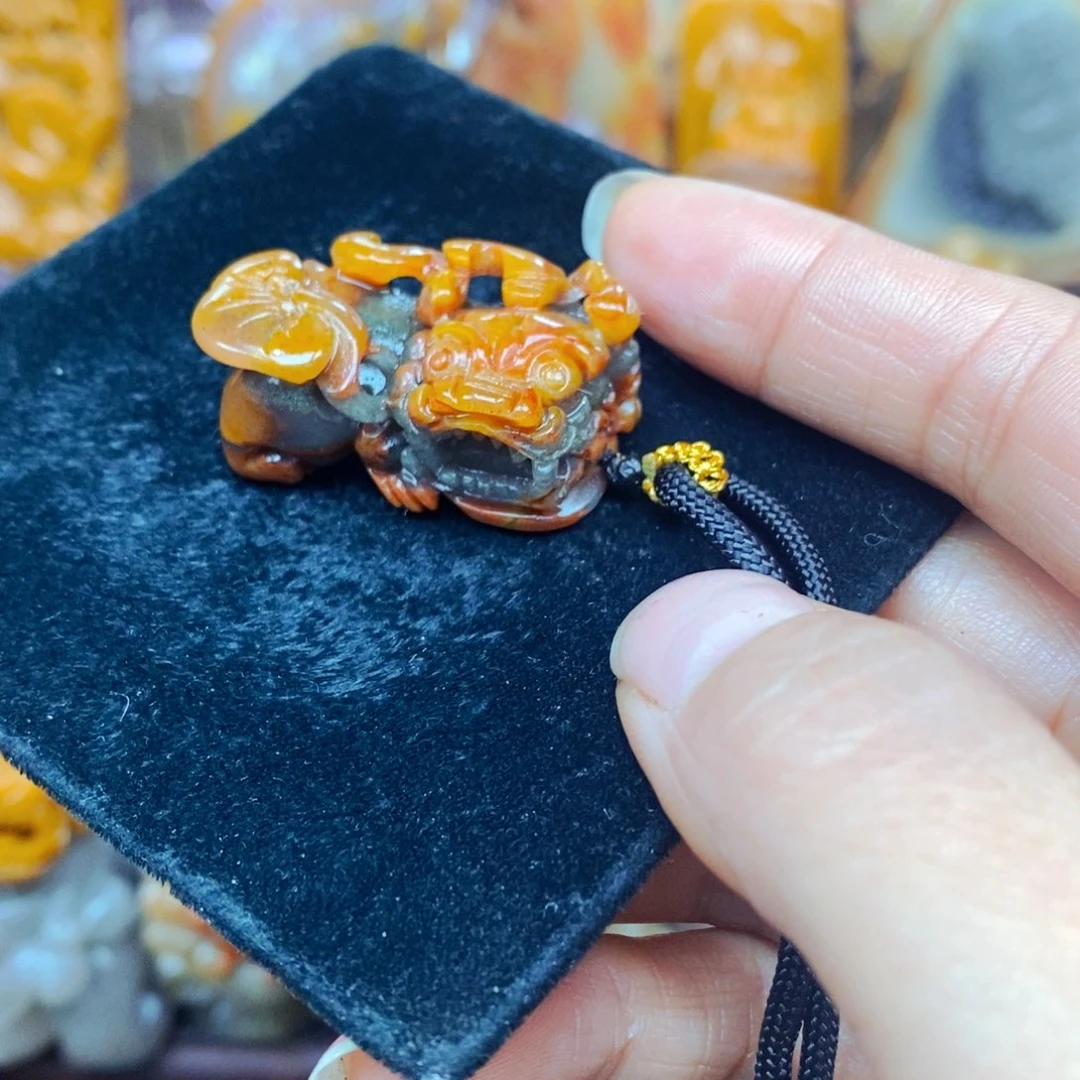 未镶嵌石英质玉（黄龙玉）颈饰