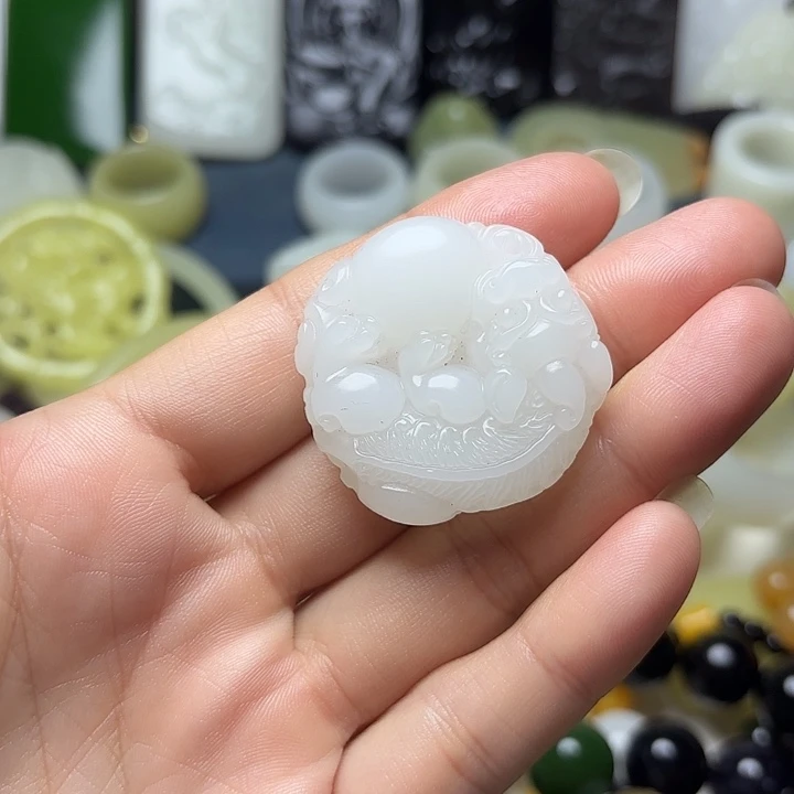 透闪石质玉未镶嵌车挂