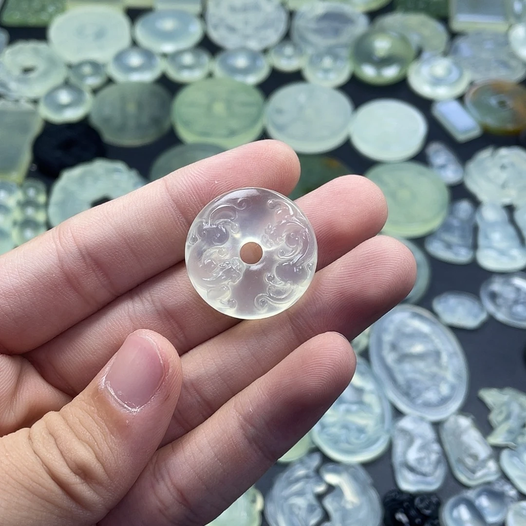 岫玉未镶嵌颈饰貔貅扣