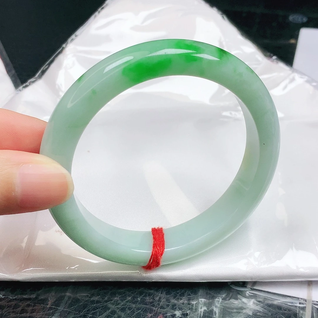 王***咪翡翠手镯未镶嵌正