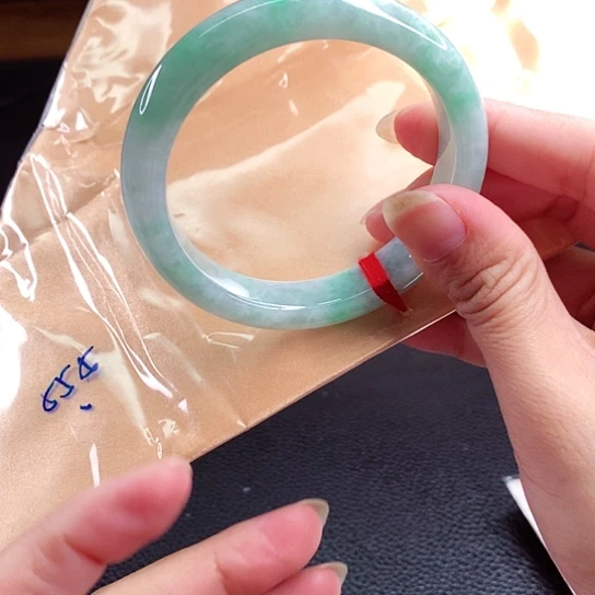 翡翠手镯未镶嵌55圈