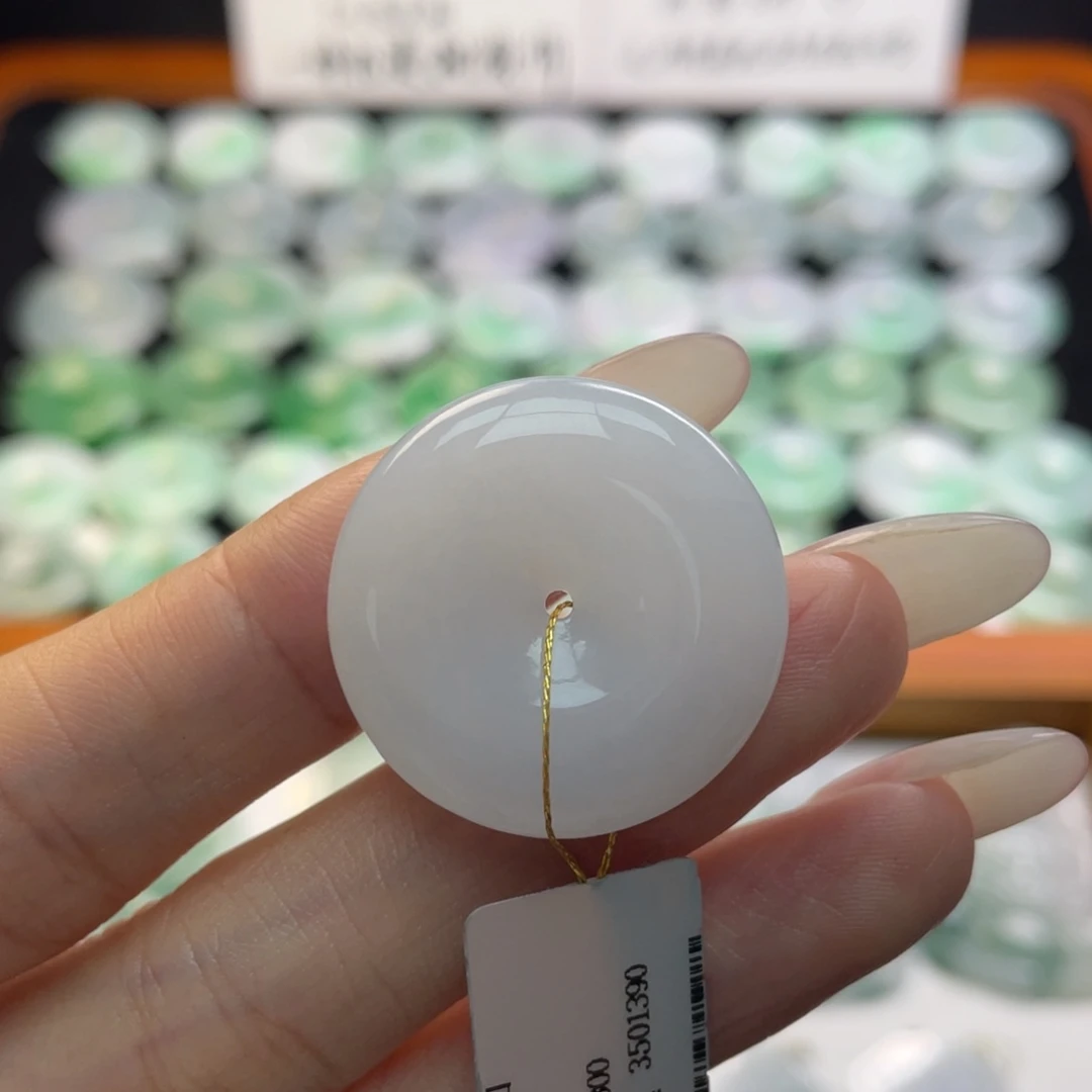 颈饰未镶嵌翡翠平安扣