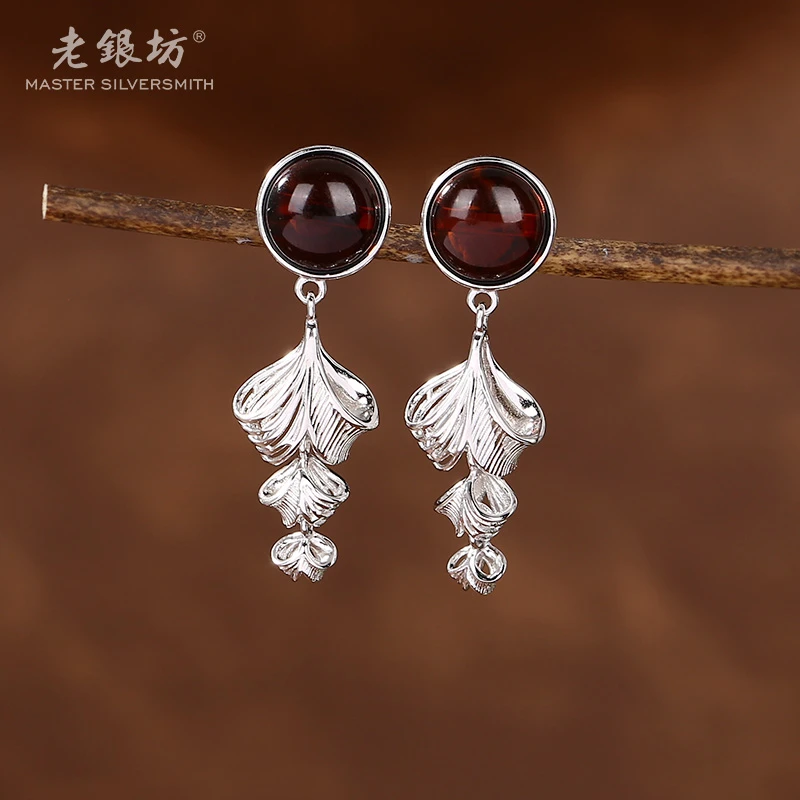 【老银坊】s925银血珀镂空灵动银杏叶耳钉 0011716