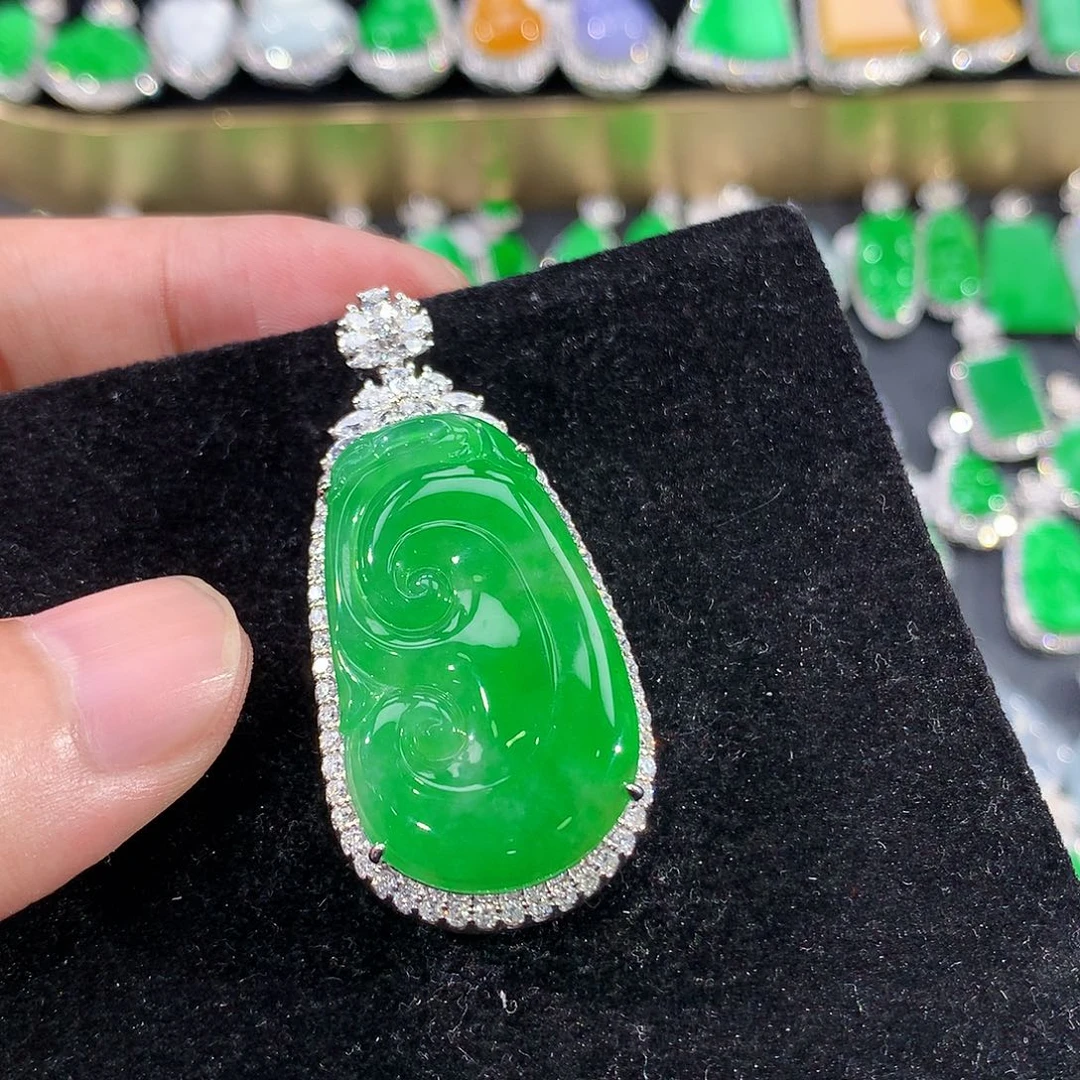 翡翠18K金镶嵌颈饰