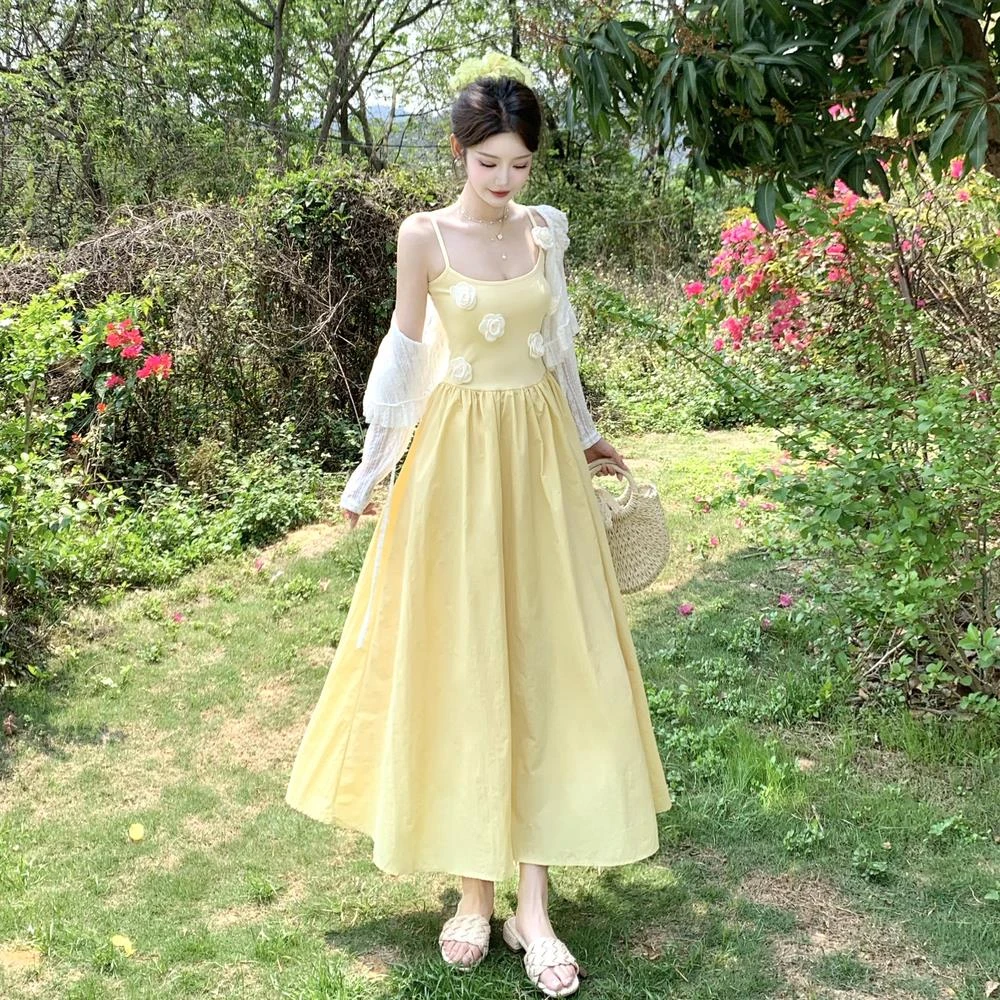 立体花朵淡黄色吊带连衣裙女大码胖mm多巴胺收腰显瘦度假风长裙子