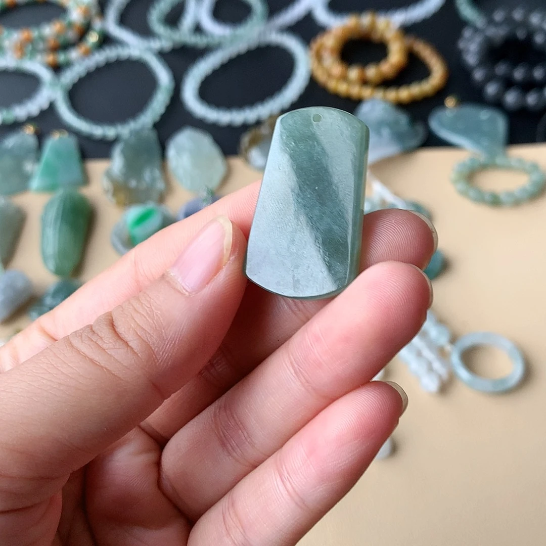 翡翠未镶嵌颈饰无事牌