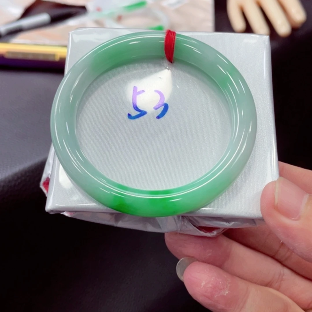 翡翠手镯未镶嵌翡翠