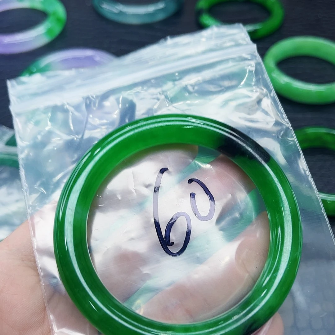 翡翠手镯未镶嵌多样性