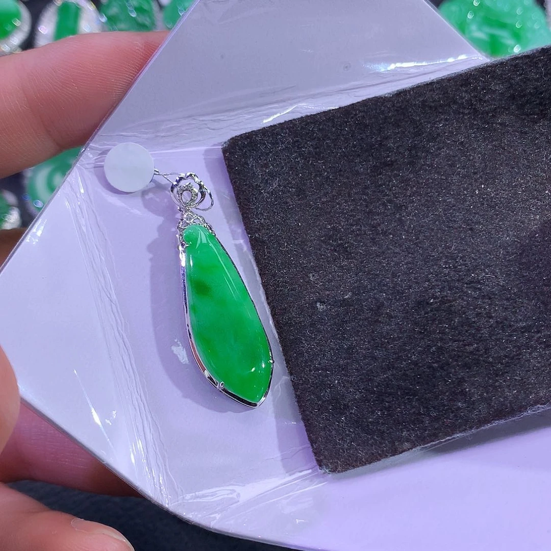 翡翠18K金镶嵌吊坠(赠链)