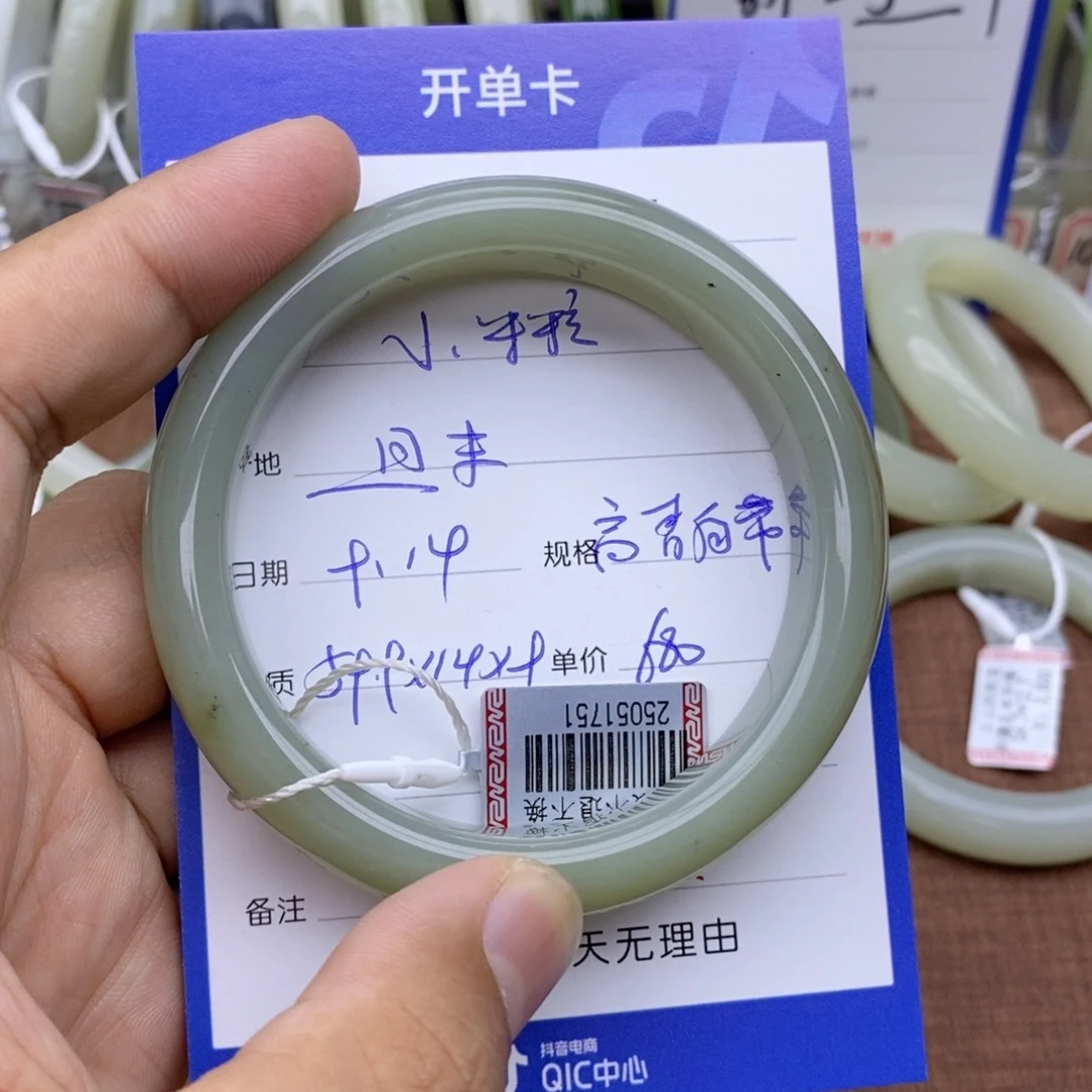未镶嵌手镯和田玉小**?