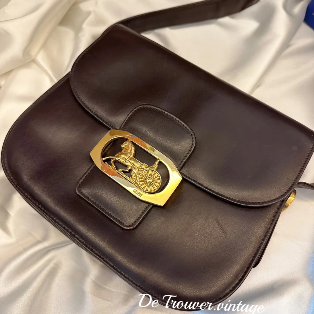 95新 Celine/思琳 Celine金扣马车标腋下邮差单肩（酒红色）