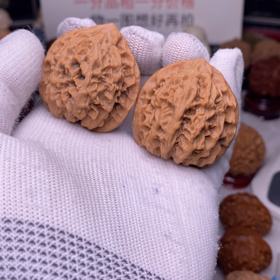 文玩核桃吊坠野牛