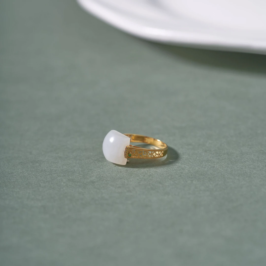L【玉总珠宝】18k金和田白玉戒指-约10*7mm 多样性发一 CAN3550037