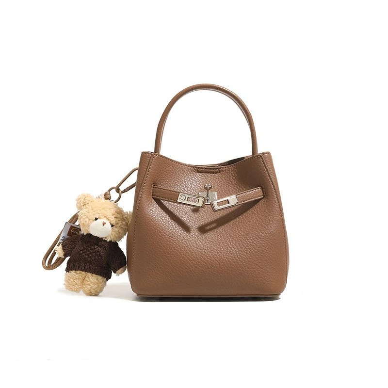 早春新款小众时尚女士单肩斜挎水桶包轻奢百搭真皮简约