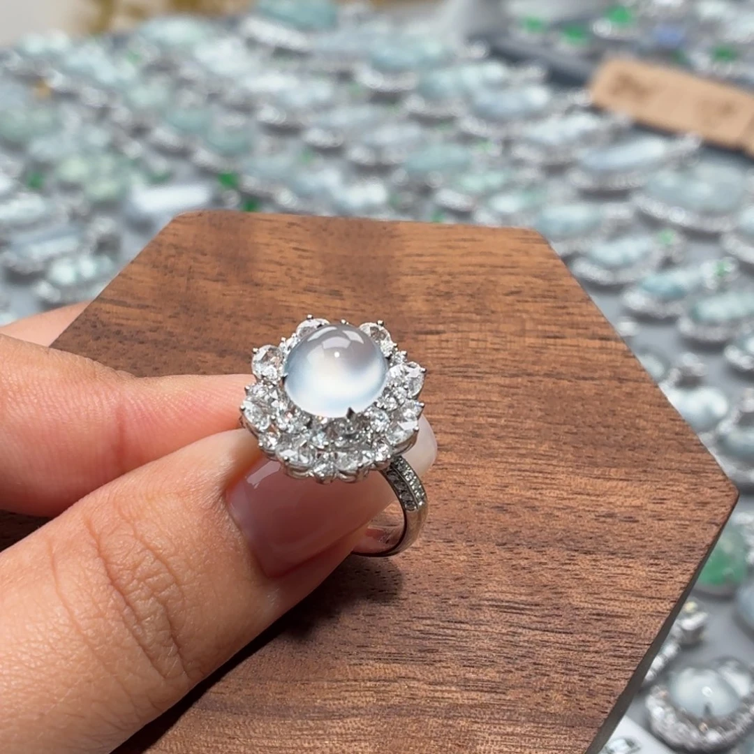 翡翠18K金镶嵌颈饰蛋面戒指