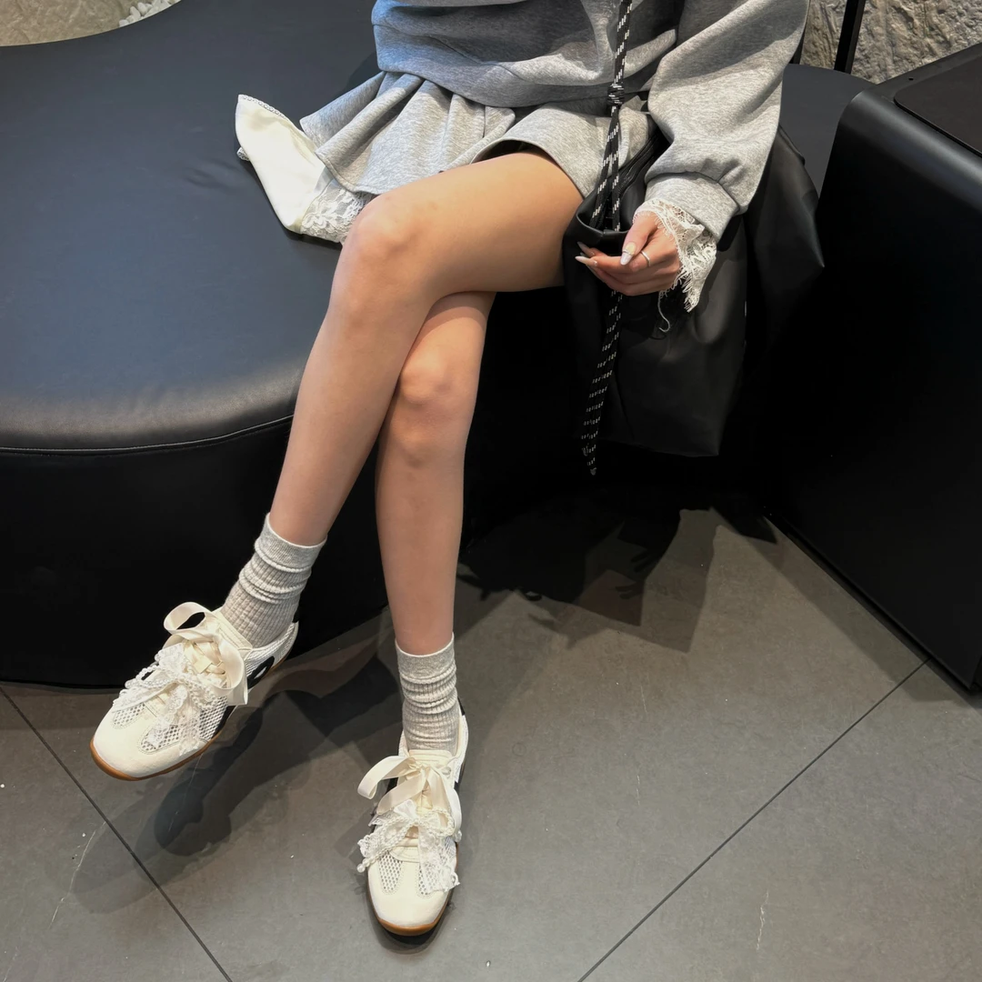 小发喵「银缎蕾丝蝴蝶结德训鞋｜轻奢雅韵艺廊漫步 灯笼夜色随行」