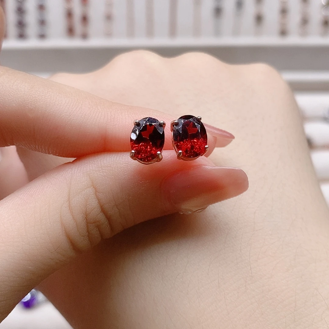 银S925镶嵌耳钉石榴石耳钉