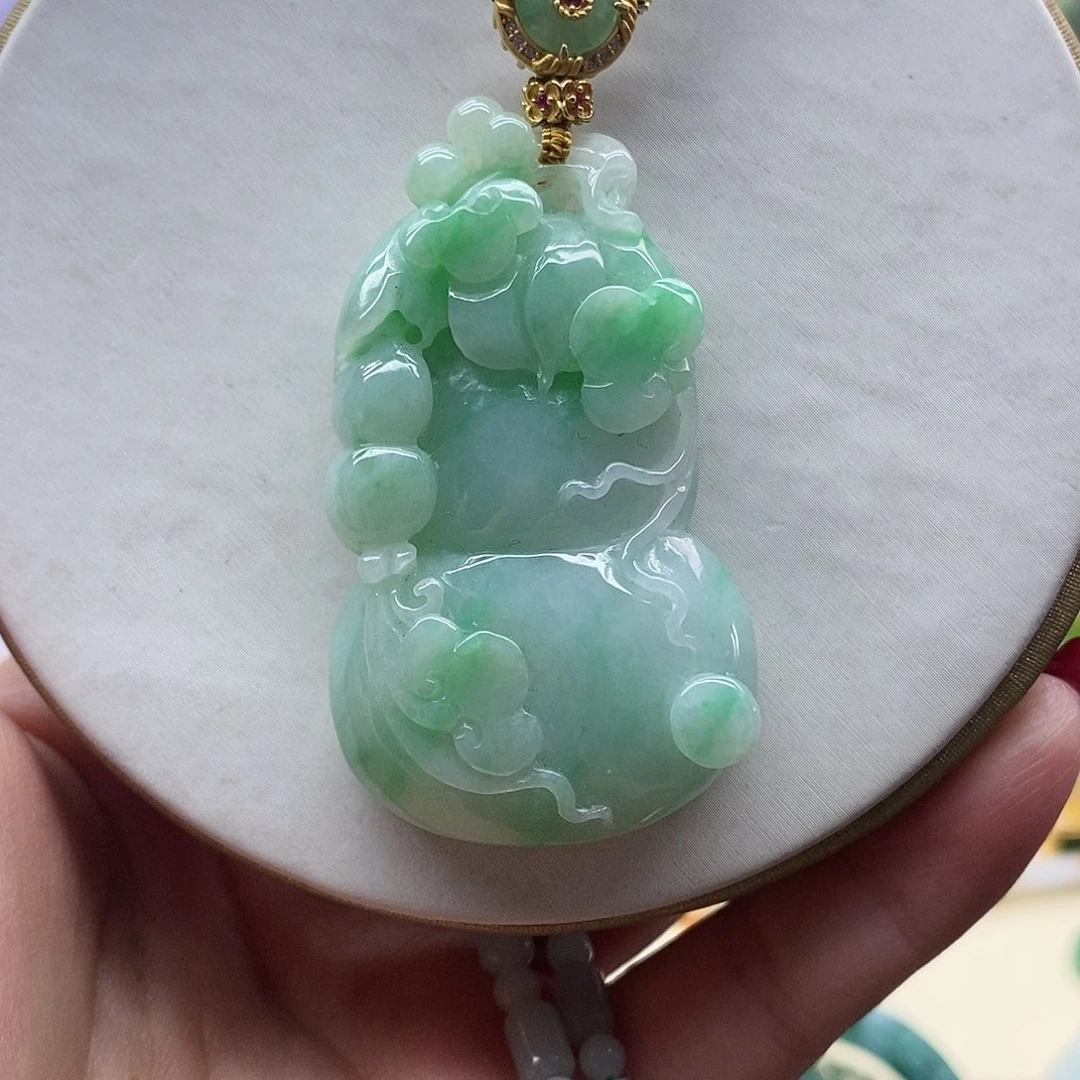 翡翠未镶嵌吊坠(赠链)