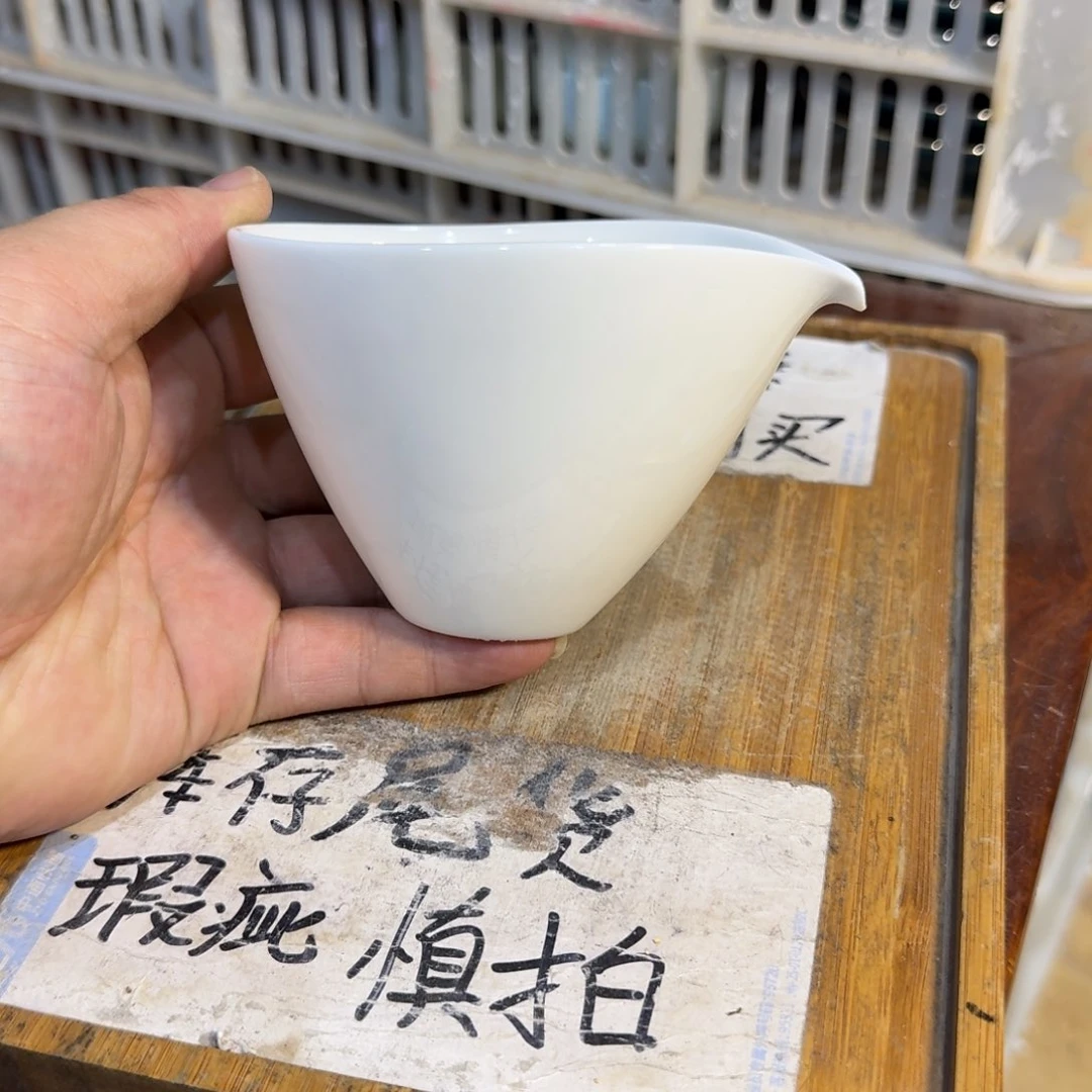 微瑕疵介意勿拍陶瓷器皿S545