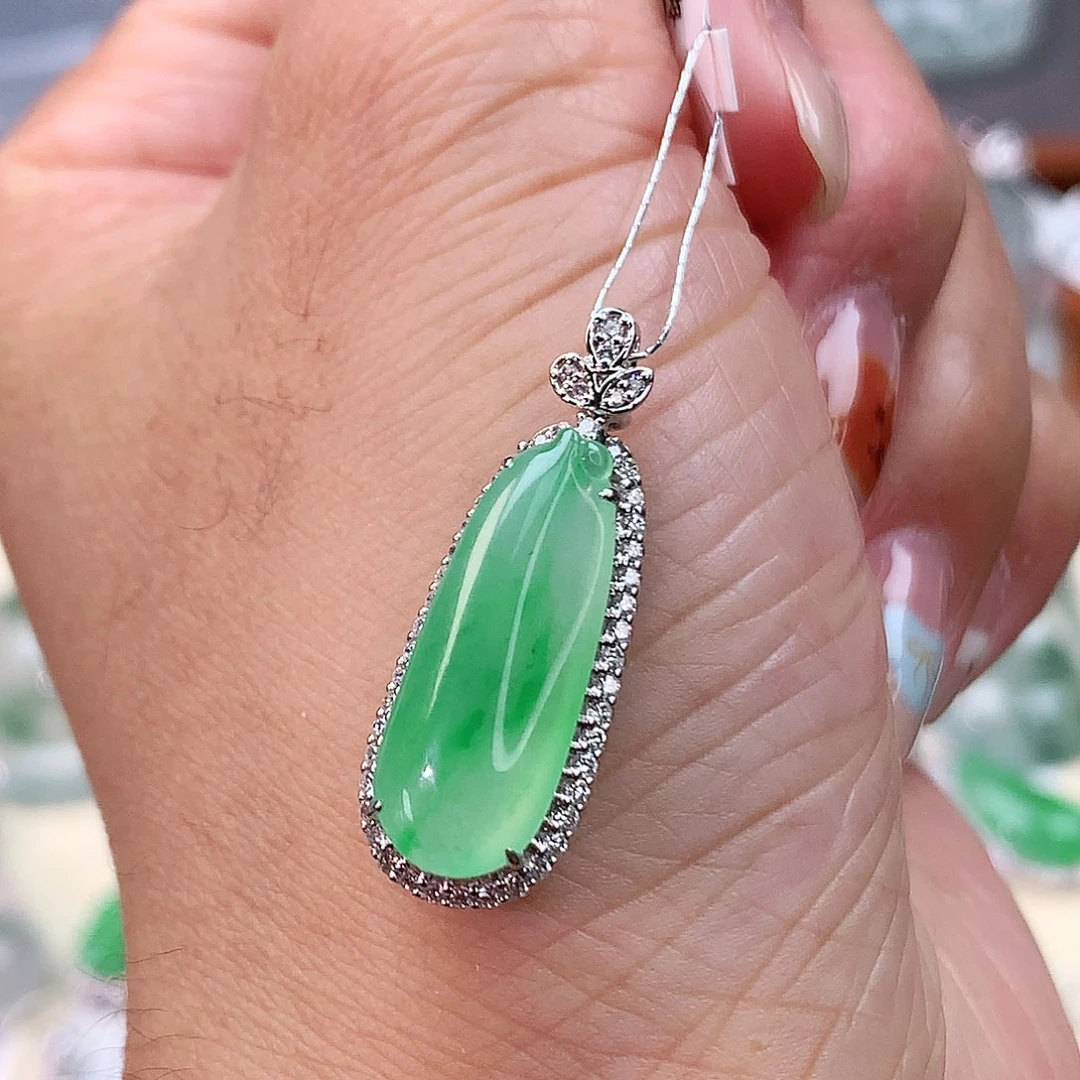 颈饰18K金镶嵌翡翠瓜