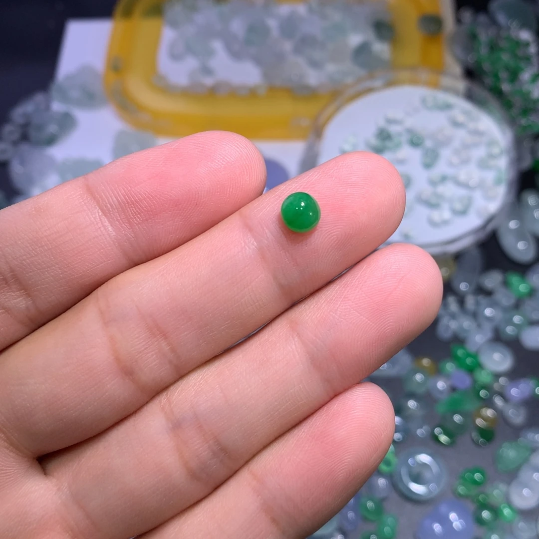 翡翠未镶嵌颈饰绿蛋