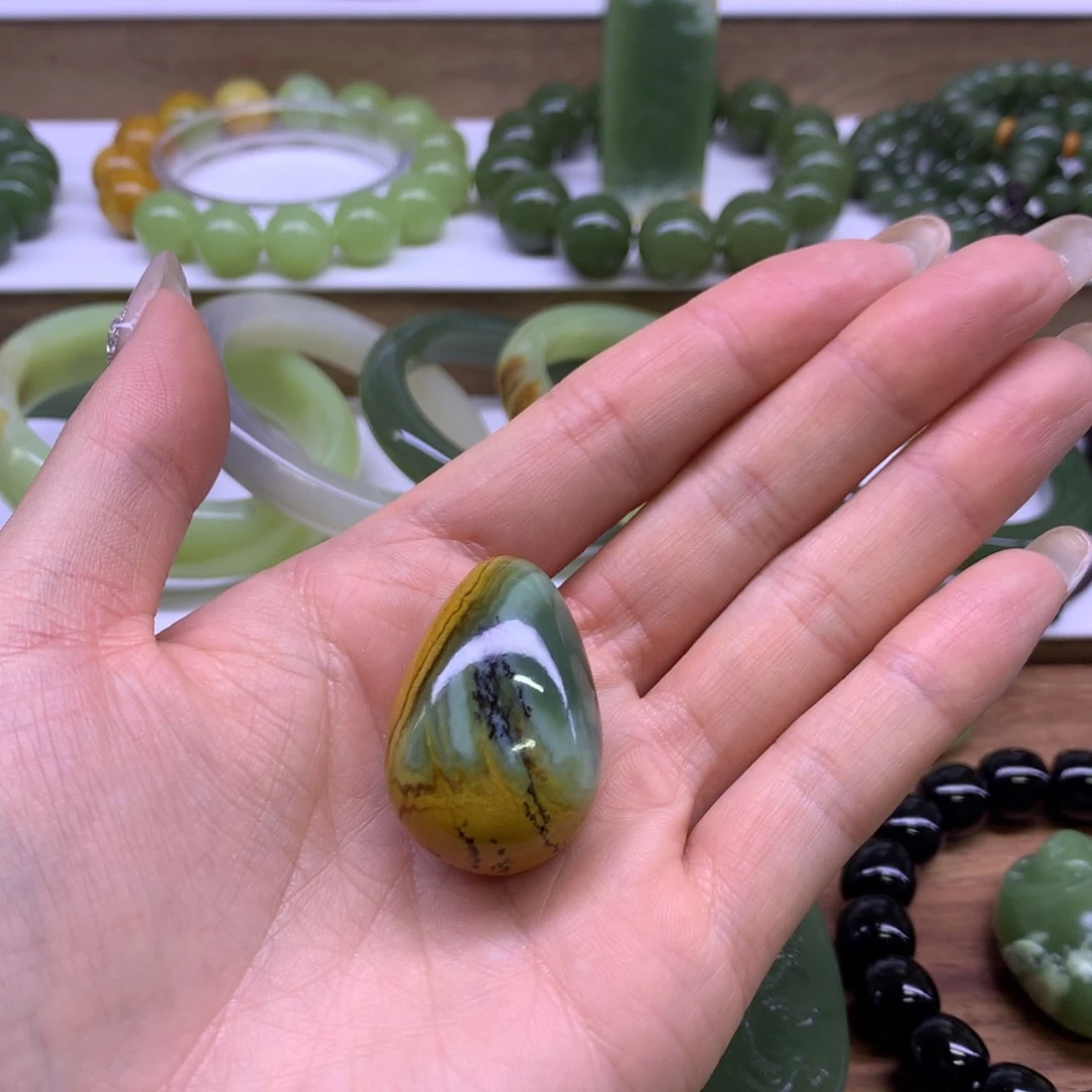 颈饰未镶嵌岫岩河磨玉（透闪石质玉）海*