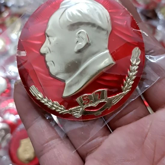 铝用****3圆形红色文字像章