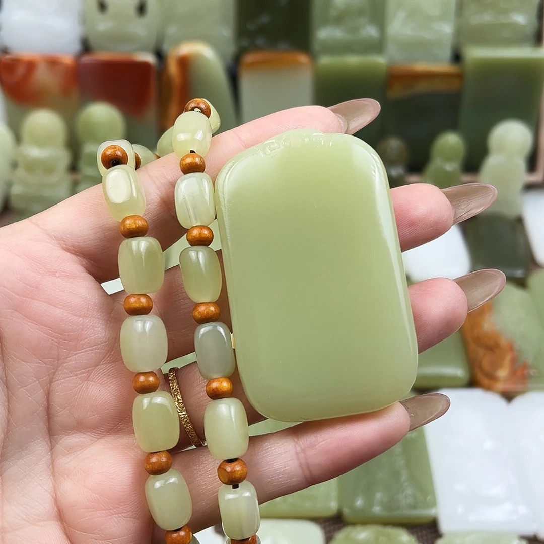 翠绿色平安牌吊坠