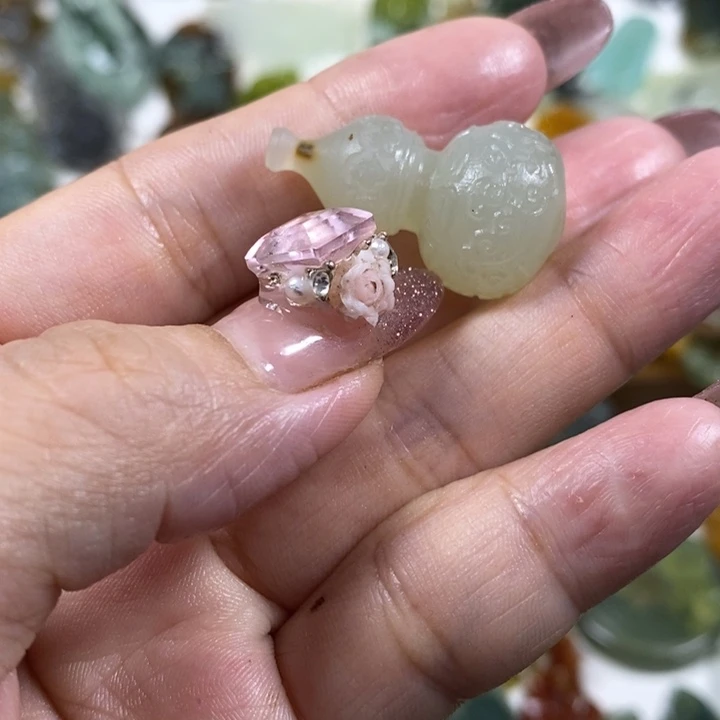 未镶嵌蛇纹石玉吊坠