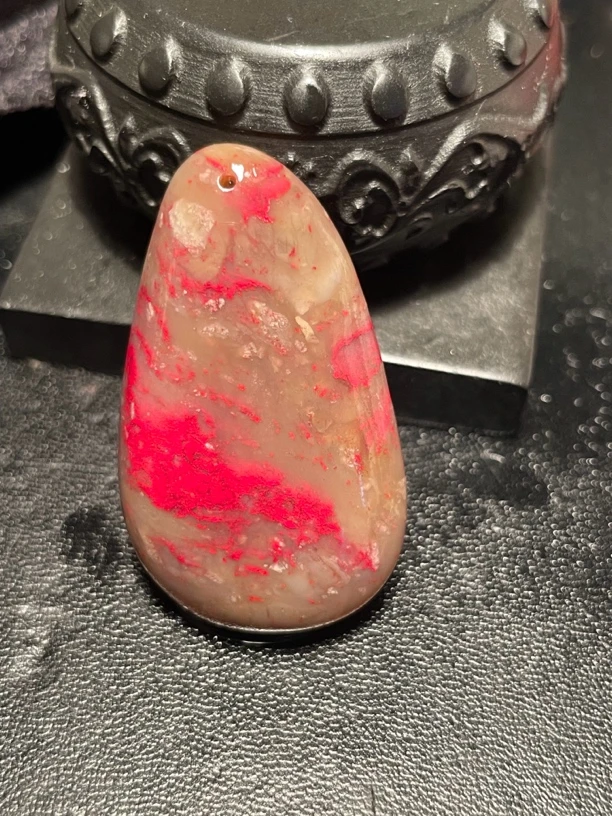 昌化鸡血石牛角冻挂件