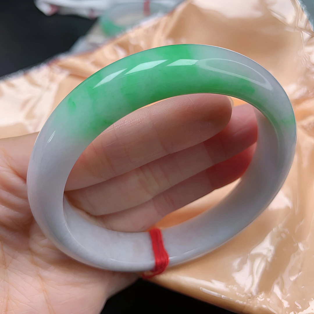 冰糯阳绿白底青手镯5657