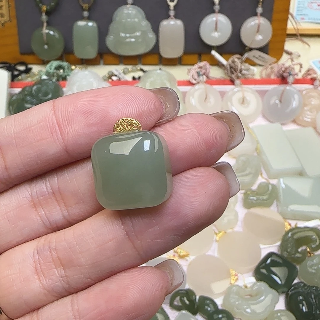 凡***满和田玉18K金镶嵌颈饰