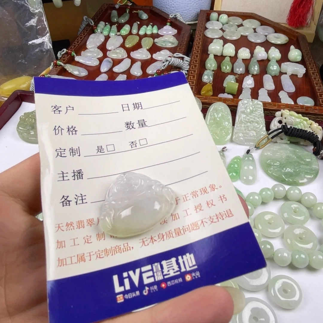 翡翠未镶嵌颈饰佛公