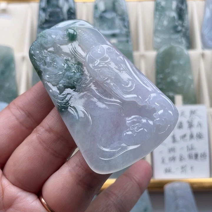翡翠未镶嵌颈饰观音