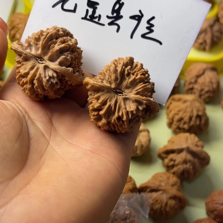 暖***生手把件雕刻核桃满天星