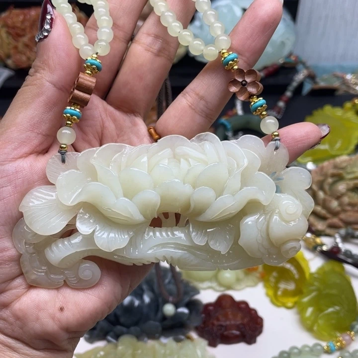 蛇纹石玉未镶嵌颈饰