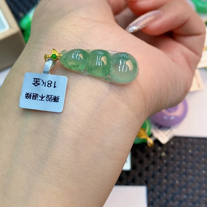 颈饰18K金镶嵌翡翠天然翡翠