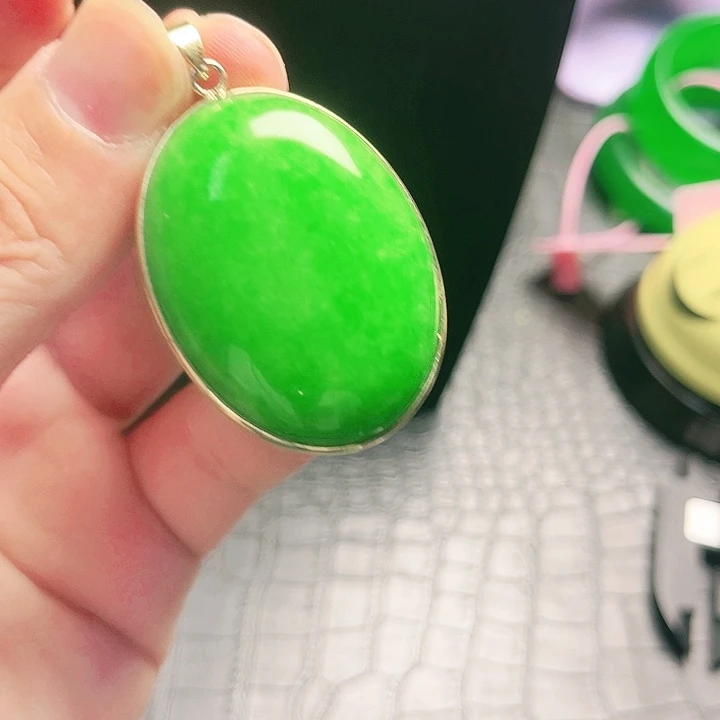 颈饰18K金镶嵌翡翠