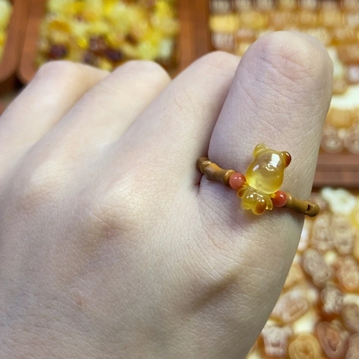 琥珀18K金镶嵌珠宝奇石小熊戒指
