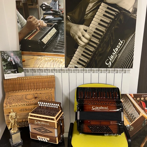 意大利 Giustozzi 牌 72 贝斯三排簧手风琴