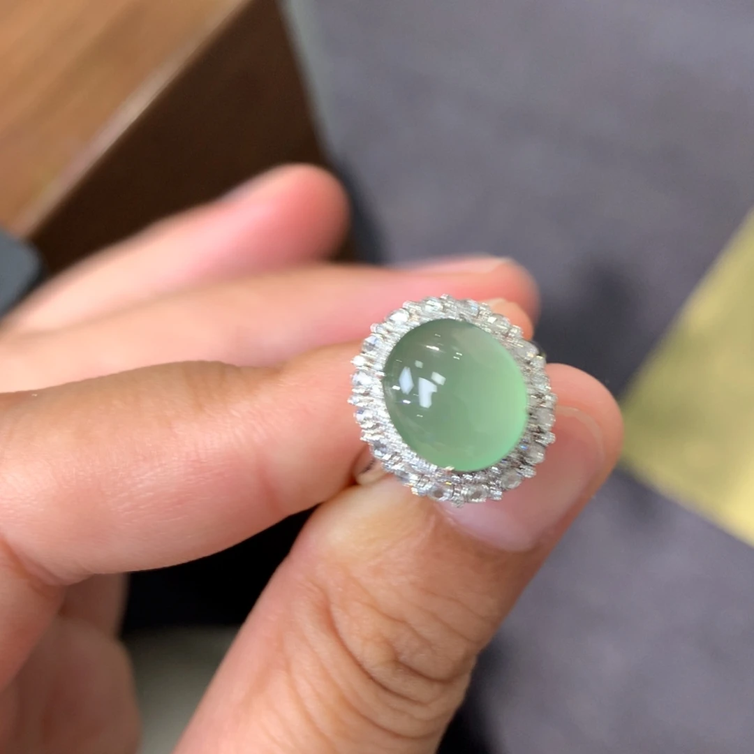 18K金镶嵌戒指翡翠湖水绿戒指