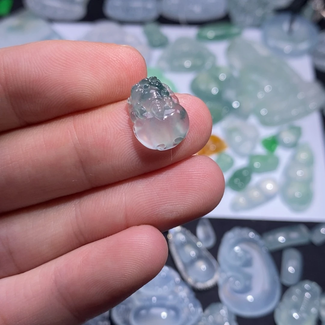 翡翠未镶嵌颈饰貔貅