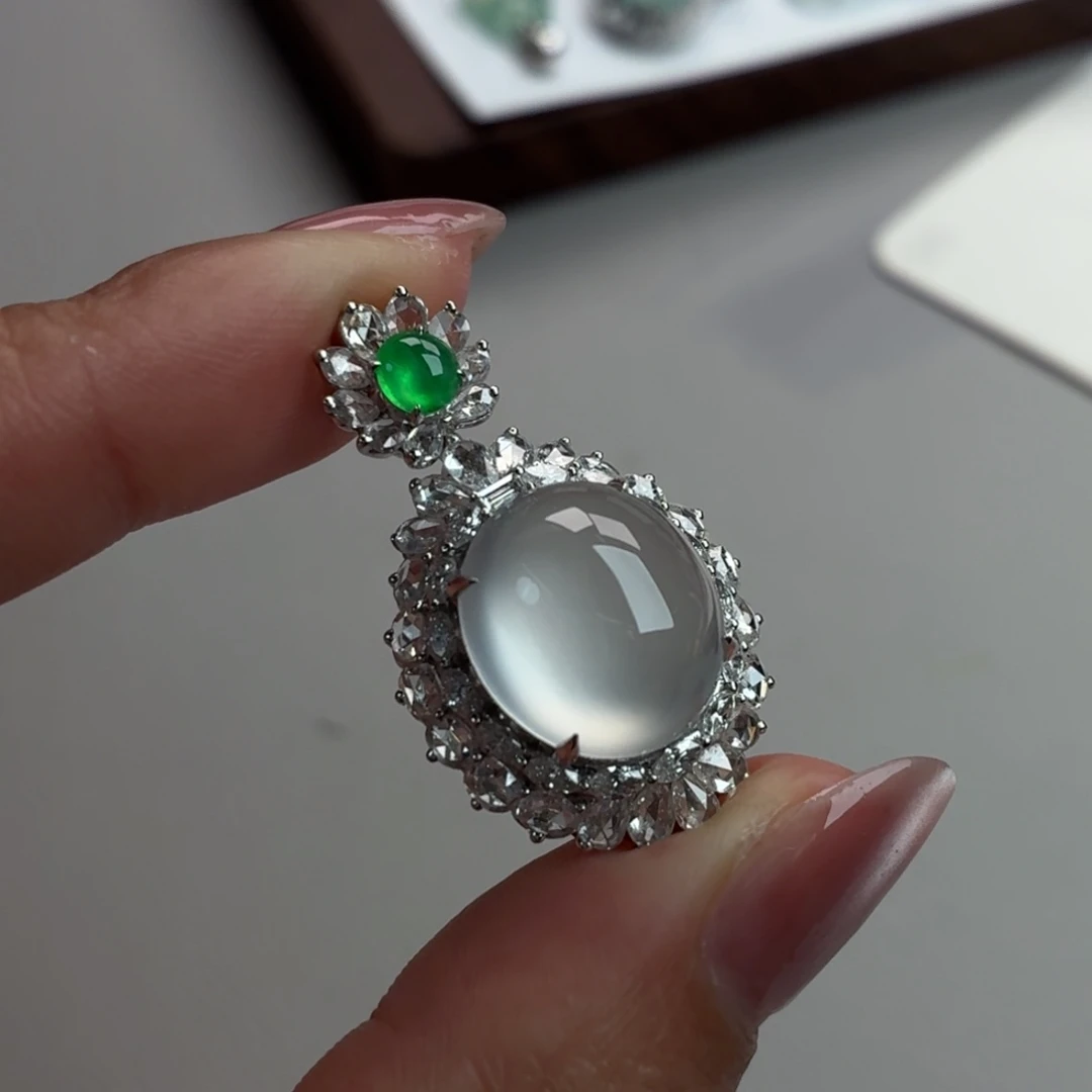 翡翠18K金镶嵌颈饰蛋面