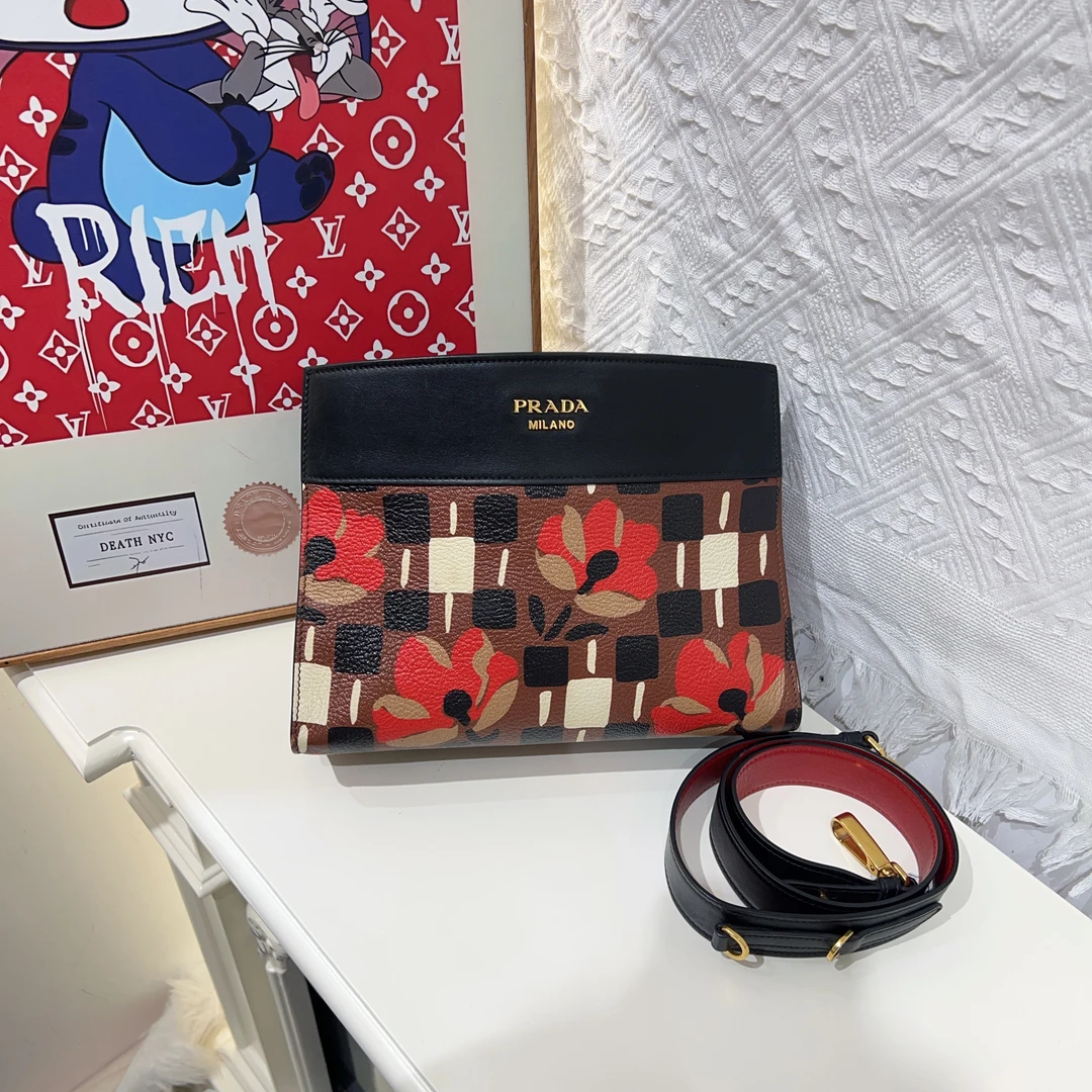 95新 Prada/普拉达 普拉达斜挎包 cj4135