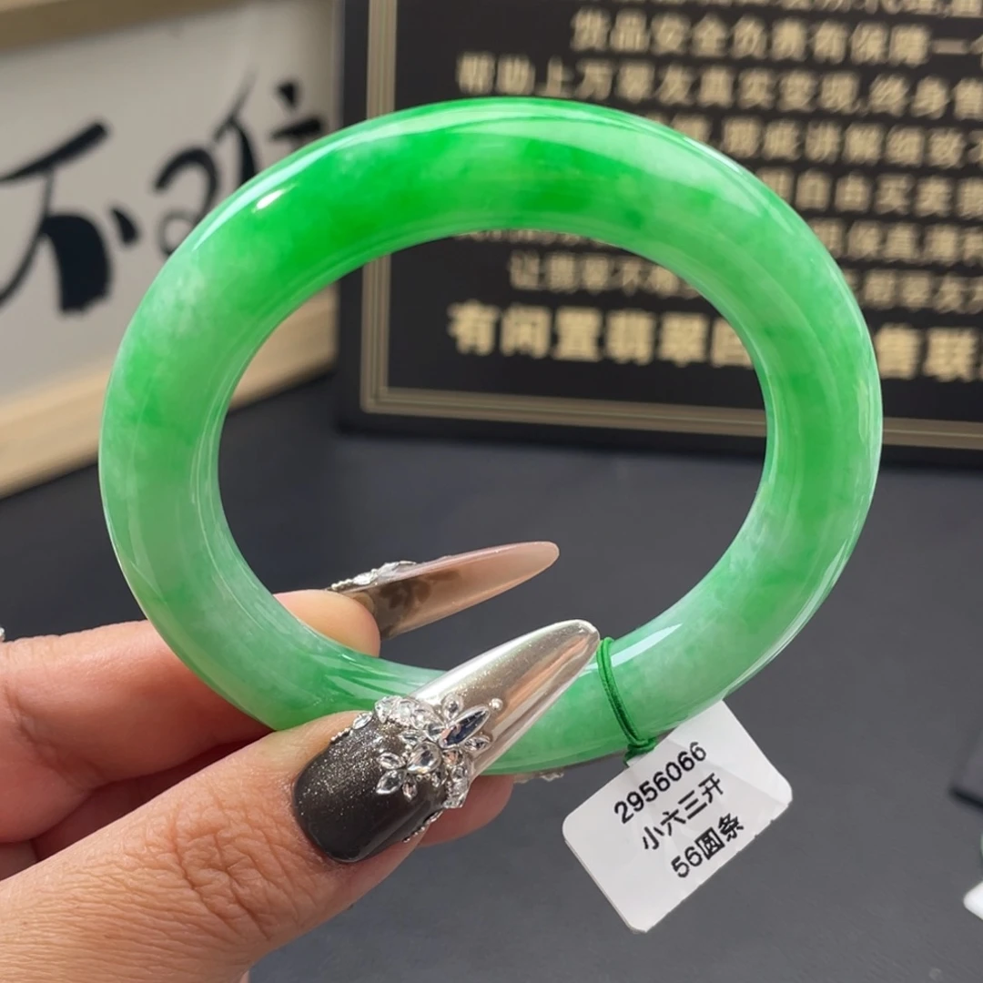 翡翠未镶嵌手镯满绿圆条手镯，小六三开现询