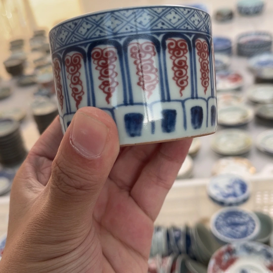 瓷片景德镇釉里红卷草纹直口杯