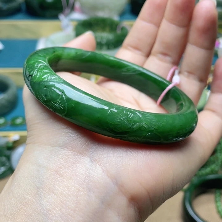 和田玉手镯64圈口。编号47未镶嵌